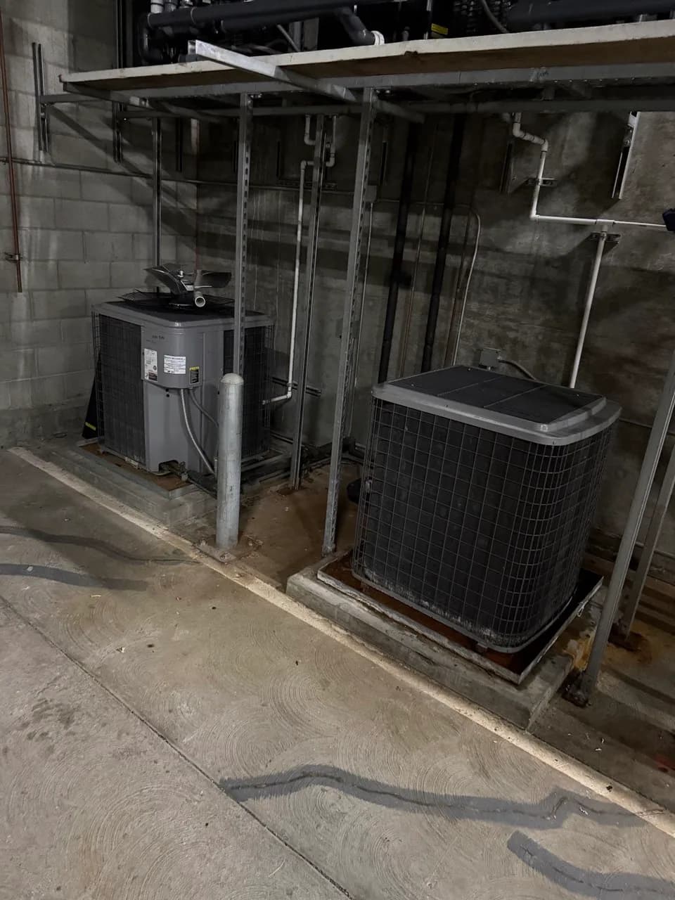 Air conditioning condenser installed in a narrow service alley