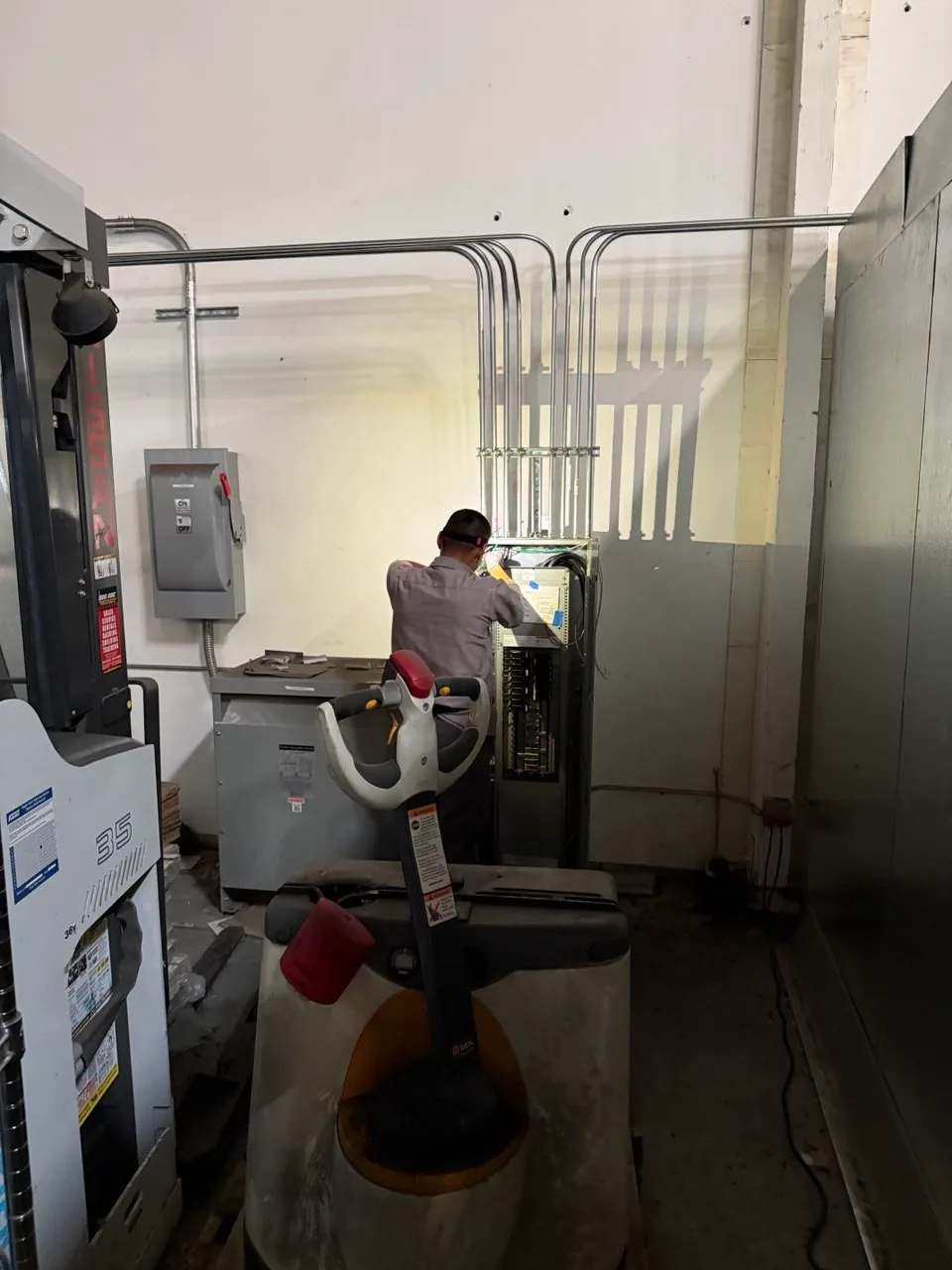 Electrical connections for HVAC equipment