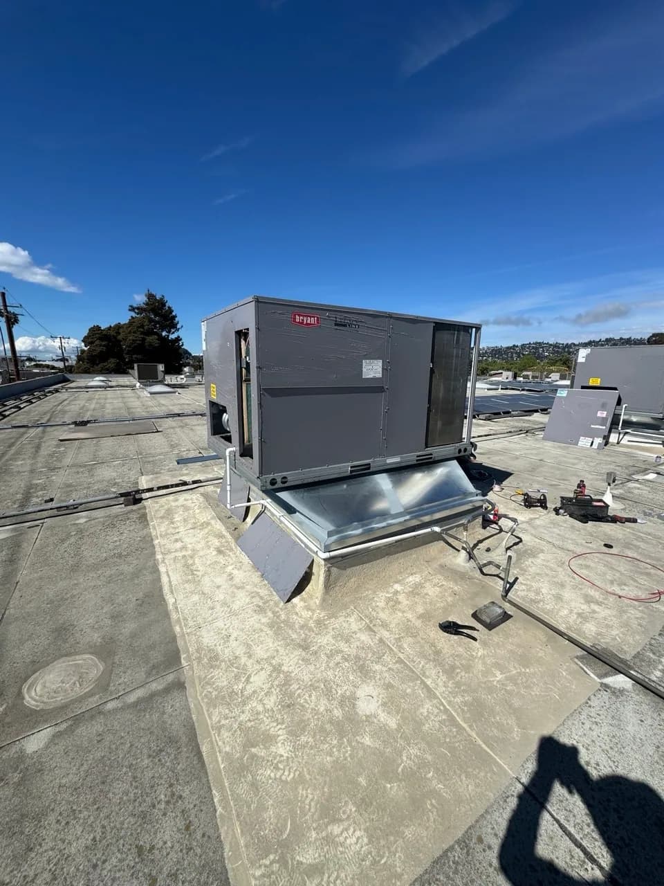 Rooftop package unit with the supply duct dropping into the roof